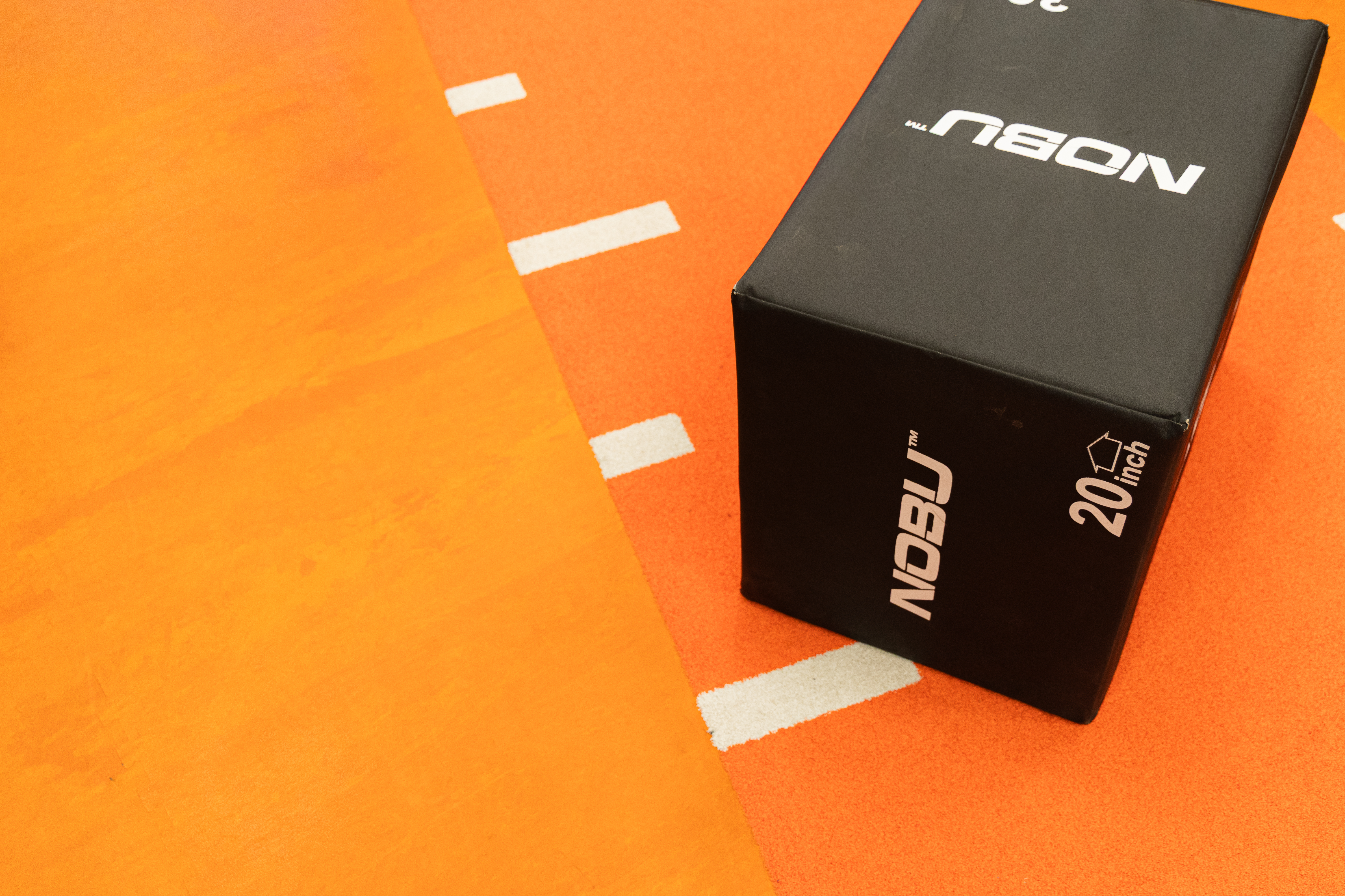Turf: Aktivturf Orange / Boden: Paviflex Arancio 7mm